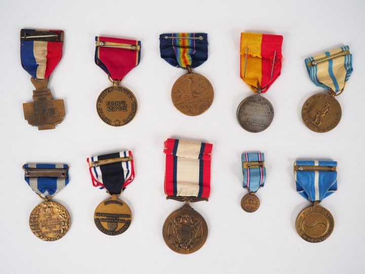 Lot de 10 décorations pendantes avec leur ruban spécifiques émises par