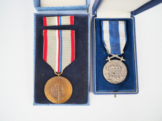 Vente aux enchères Lot de 2 boites d’origine contenant des décorations tchécoslovaques do