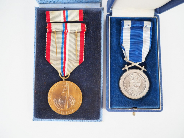 Lot de 2 boites d’origine contenant des décorations tchécoslovaques do