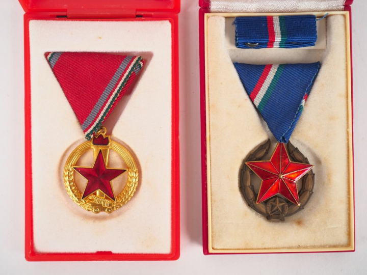 Lot de deux décorations en boite de la république socialiste de Hongri