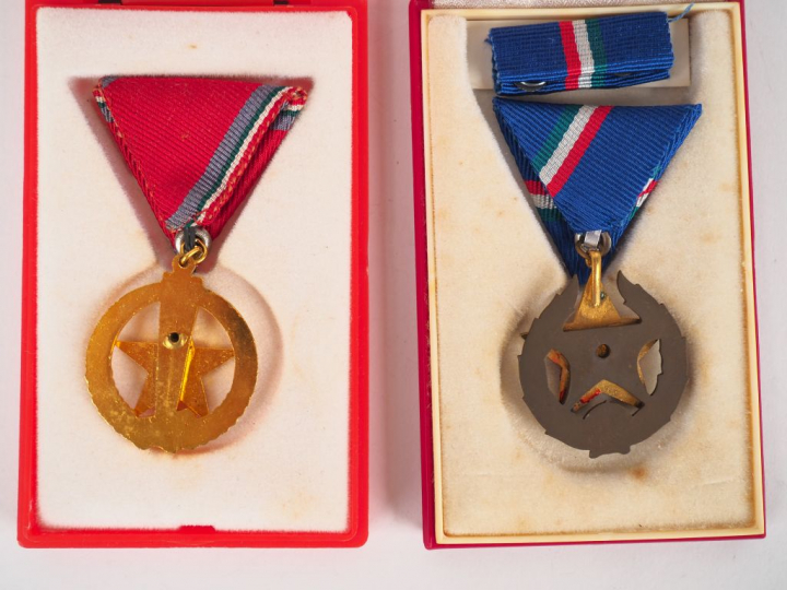 Lot de deux décorations en boite de la république socialiste de Hongri