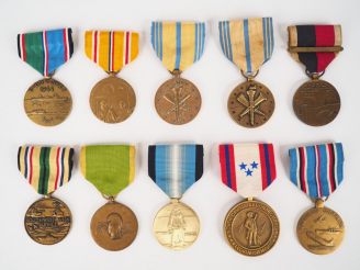 Vente aux enchères Lot de 10 décorations pendantes avec leur ruban spécifiques émises par