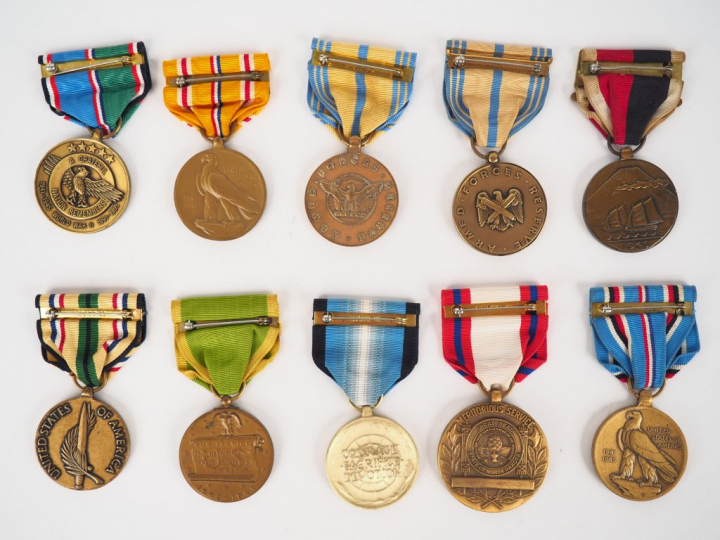 Lot de 10 décorations pendantes avec leur ruban spécifiques émises par