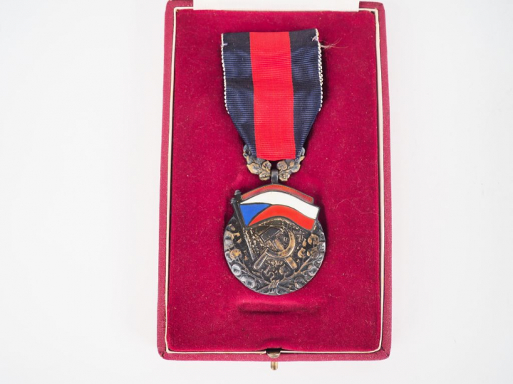 Boite d’origine contenant une décoration Tchécoslovaque, module rond e