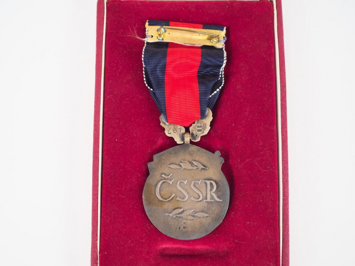 Boite d’origine contenant une décoration Tchécoslovaque, module rond e