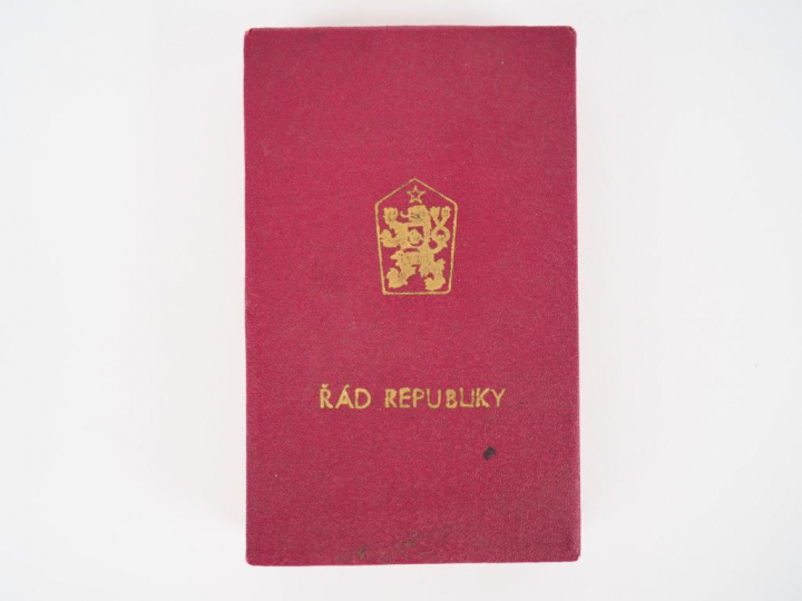 Boite d’origine contenant une décoration Tchécoslovaque, module rond e