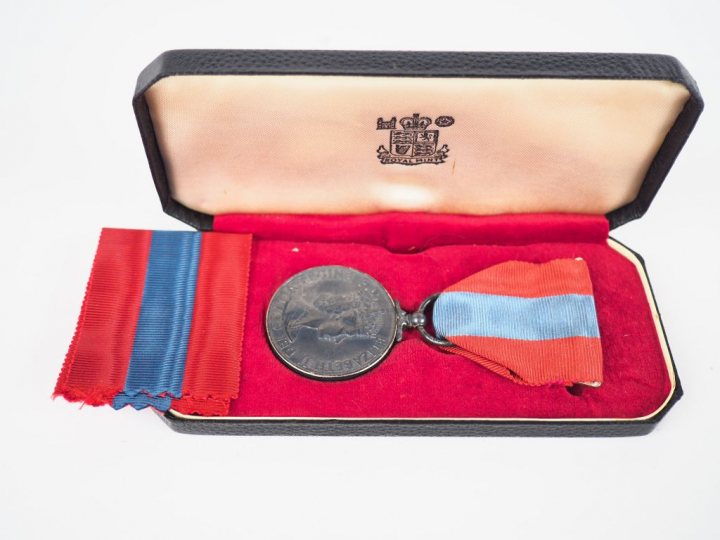 Boite en plastique moulé noire marquage sur le couvercle « Imperial Se