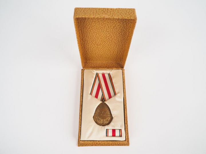 Médaille roumaine en boite en cartonnage et intérieur en rayonne crème