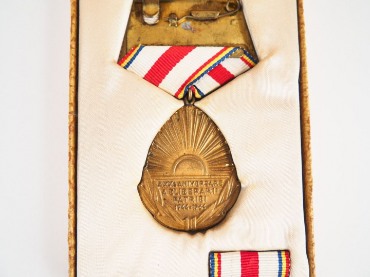 Médaille roumaine en boite en cartonnage et intérieur en rayonne crème