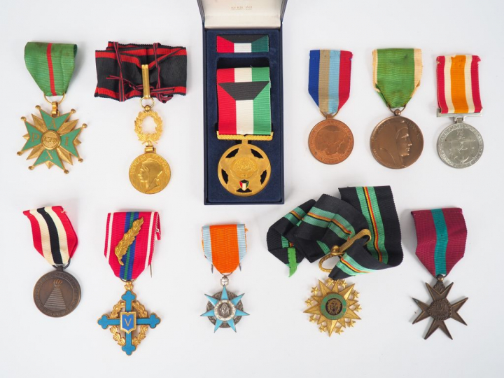 lot de 11 décorations diverses post 1945 avec leurs rubans dont Nigéri