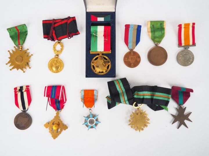 lot de 11 décorations diverses post 1945 avec leurs rubans dont Nigéri