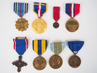 Vente aux enchères Lot de 9 décorations pendantes avec leur ruban spécifiques émises par 