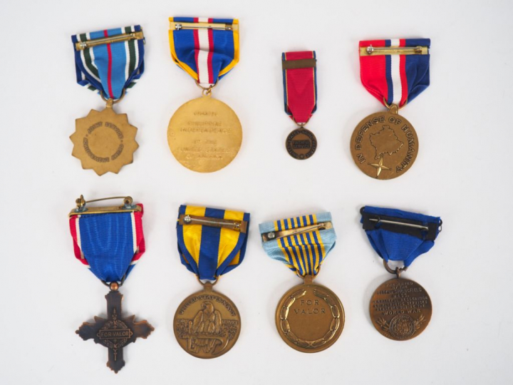 Lot de 9 décorations pendantes avec leur ruban spécifiques émises par 