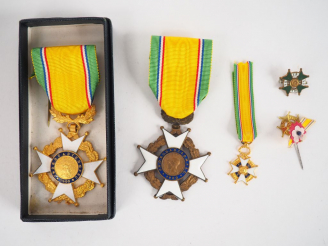 Vente aux enchères Boite contenant deux croix uniface en bronze doré à branches pommetées