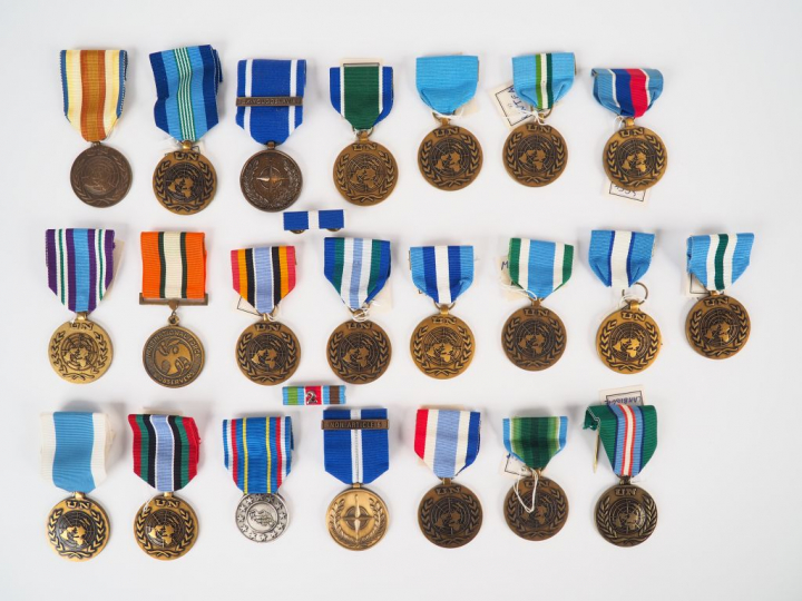 Lot de 22 décorations modernes récompensant les soldats de la paix au 