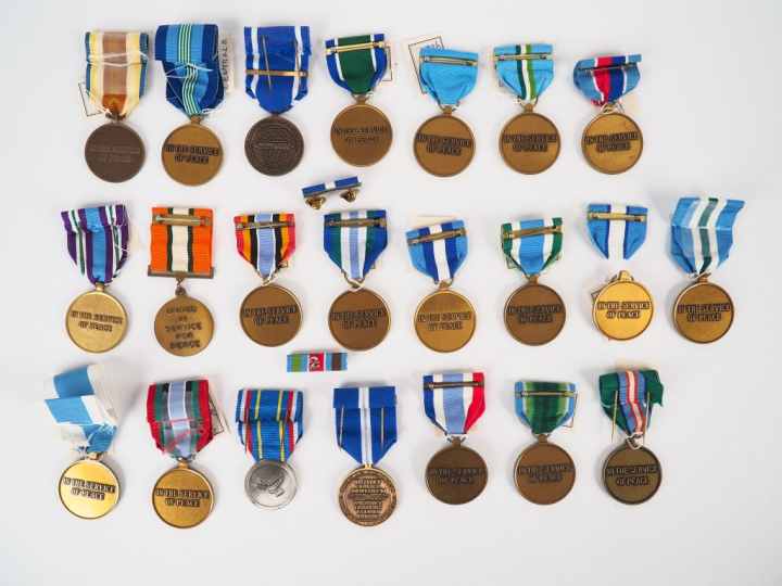 Lot de 22 décorations modernes récompensant les soldats de la paix au 