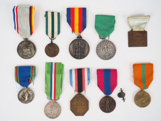 Vente aux enchères Lot de 10 décorations pendantes non officielles pour la plupart d’asso