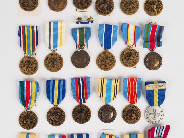 Lot de 24 décorations modernes récompensant les soldats de la paix au 