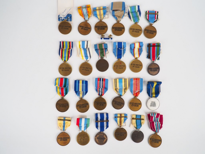Lot de 24 décorations modernes récompensant les soldats de la paix au 