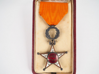 Vente aux enchères Boite d’origine contenant sur fond crème une étoile de l’ordre marocai