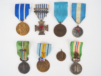 Vente aux enchères Lot de 8 décorations pendantes non officielles pour la plupart d’assoc