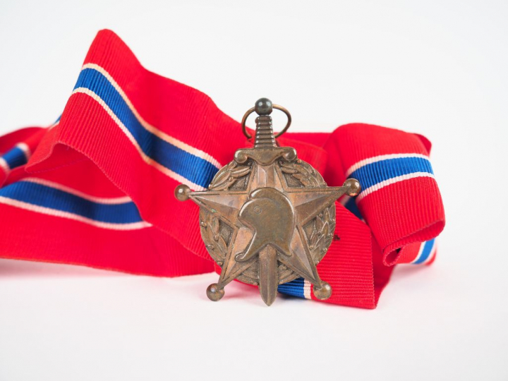 Cravate et étoile de commandeur d’un ordre français non officiel, étoi