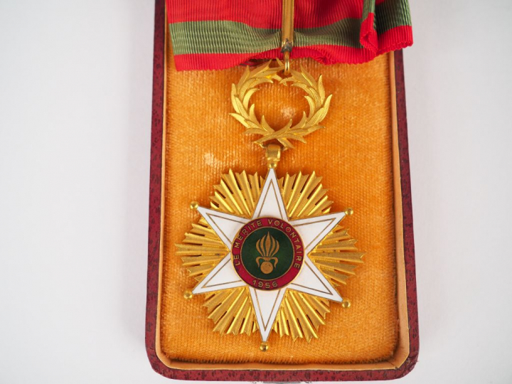 Cravate en boite d’une étoile de commandeur d’un ordre français non of