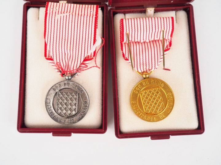 Lot de 2 boites d’origine de décorations monégasque récompensant les d