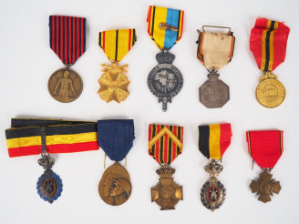 Vente aux enchères Lot de 10 décorations belges pendantes avec leur ruban spécifique. (Et