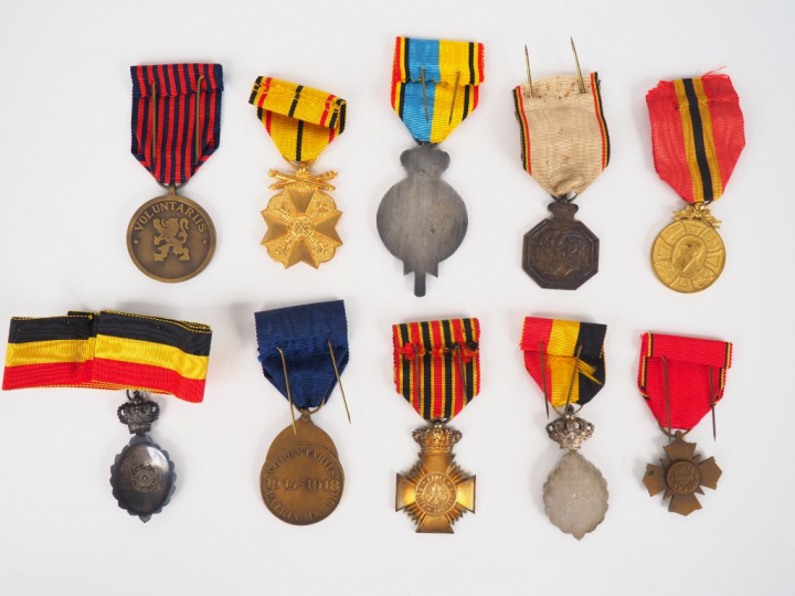 Lot de 10 décorations belges pendantes avec leur ruban spécifique. (Et