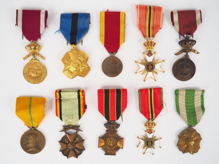 Lot de 10 décorations belges pendantes avec leur ruban spécifique. (Et