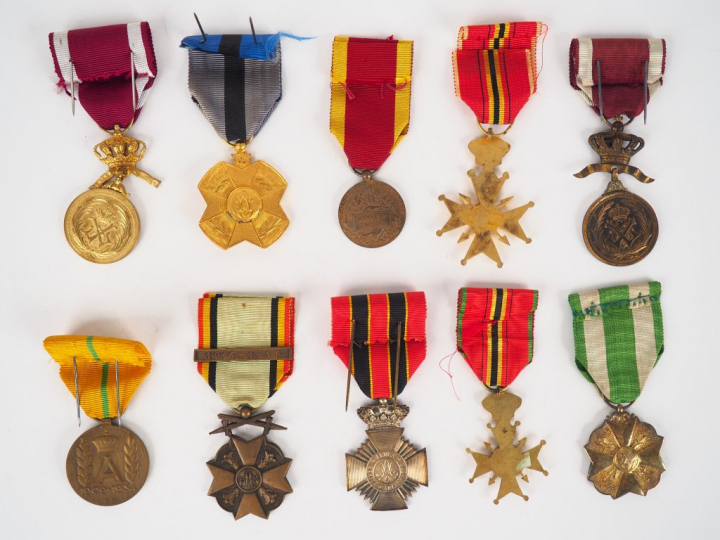 Lot de 10 décorations belges pendantes avec leur ruban spécifique. (Et