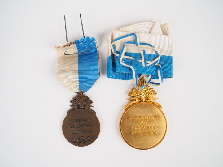 Lot de deux décorations malgache dont médaille de chevalier de l’ordre