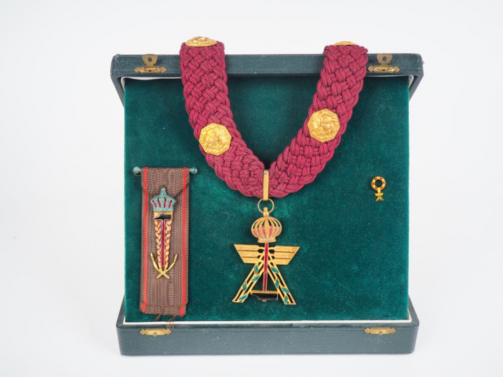 Belle et grande boite de présentation contenant un collier de l’ordre 