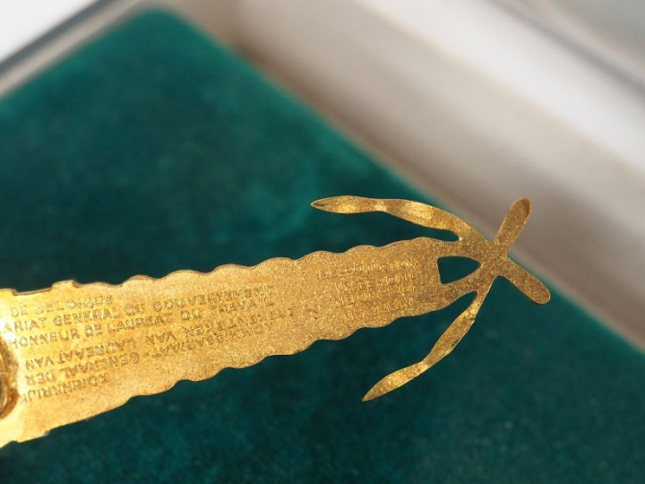 Belle et grande boite de présentation contenant un collier de l’ordre 