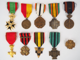 Vente aux enchères Lot de 10 décorations belges pendantes avec leur ruban spécifique. (Et