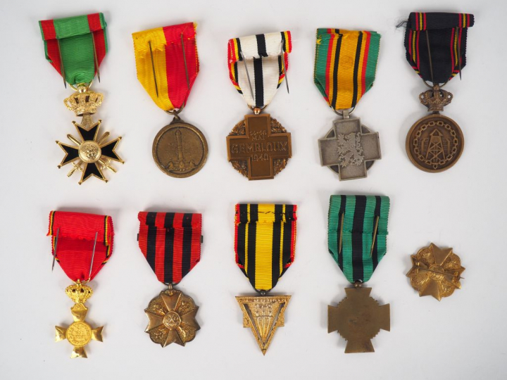 Lot de 10 décorations belges pendantes avec leur ruban spécifique. (Et