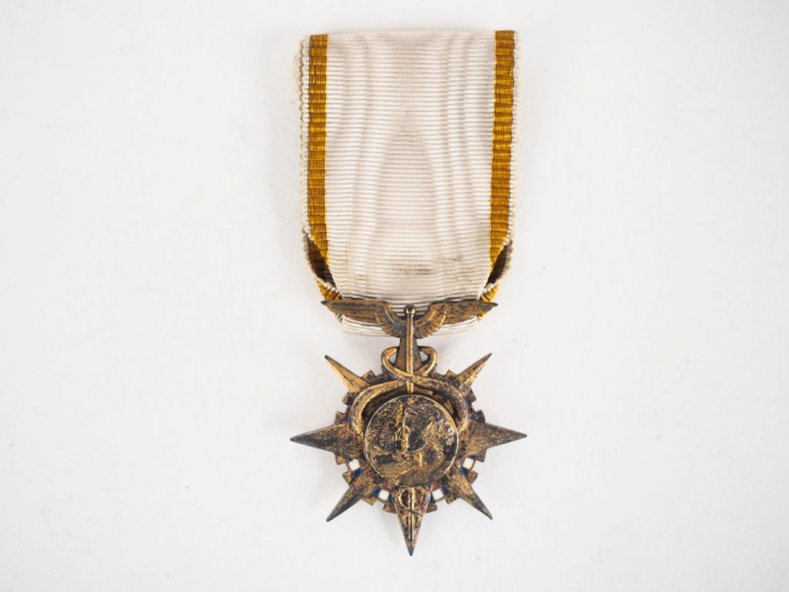 Etoile Française de chevalier de l’Ordre du Mérite Commercial dans sa 