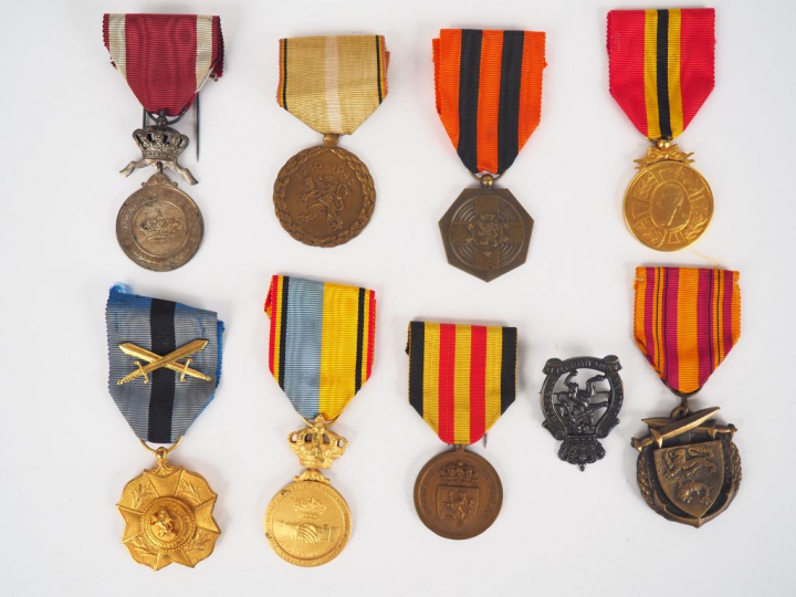 Lot de 9 décorations belges pendantes avec leur ruban spécifique. (Eta