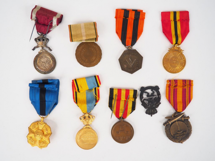 Lot de 9 décorations belges pendantes avec leur ruban spécifique. (Eta