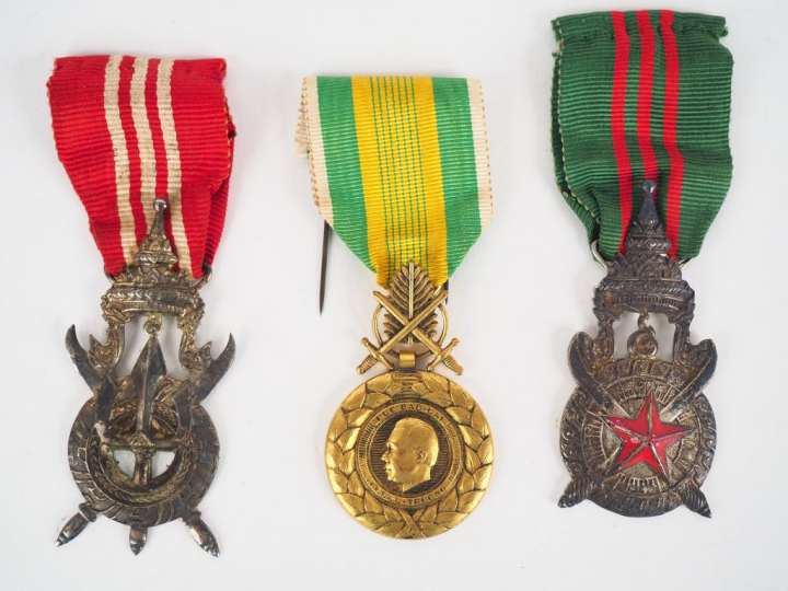 Lot de trois décorations Extrême-Orient dont deux étoiles différentes 