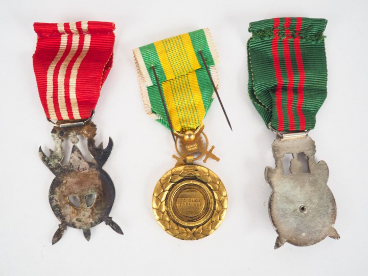 Lot de trois décorations Extrême-Orient dont deux étoiles différentes 