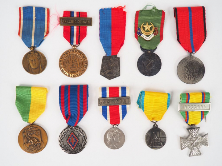 Lot de 10 diverses décorations commémoratives non officielles français