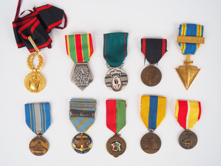 Lot de 10 diverses décorations commémoratives non officielles français