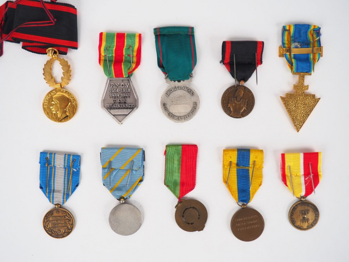 Lot de 10 diverses décorations commémoratives non officielles français