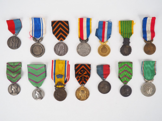 Vente aux enchères Lot de 14 décorations civiles françaises diverses avec leurs rubans sp