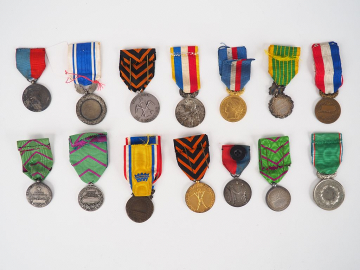 Lot de 14 décorations civiles françaises diverses avec leurs rubans sp