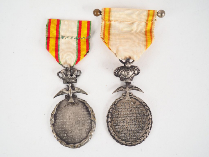 Lot de deux médailles Maroc espagnol « La Paz » module argenté biface 