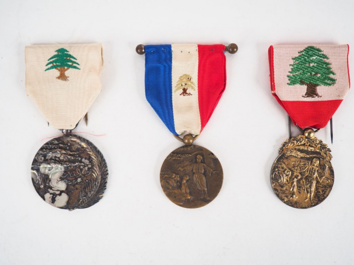 Lot de trois médailles libanaises dont deux mérites Libanais, un avec 