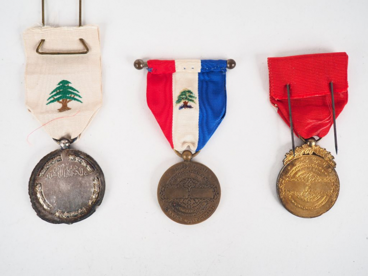 Lot de trois médailles libanaises dont deux mérites Libanais, un avec 